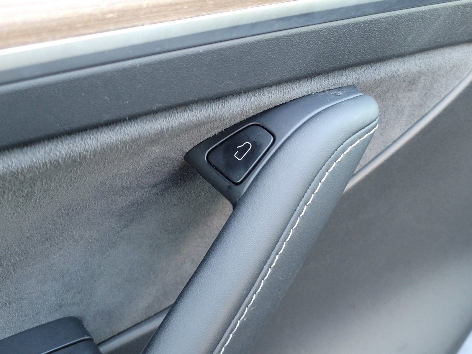 Used 2022 Tesla Model Y Long Range image 18