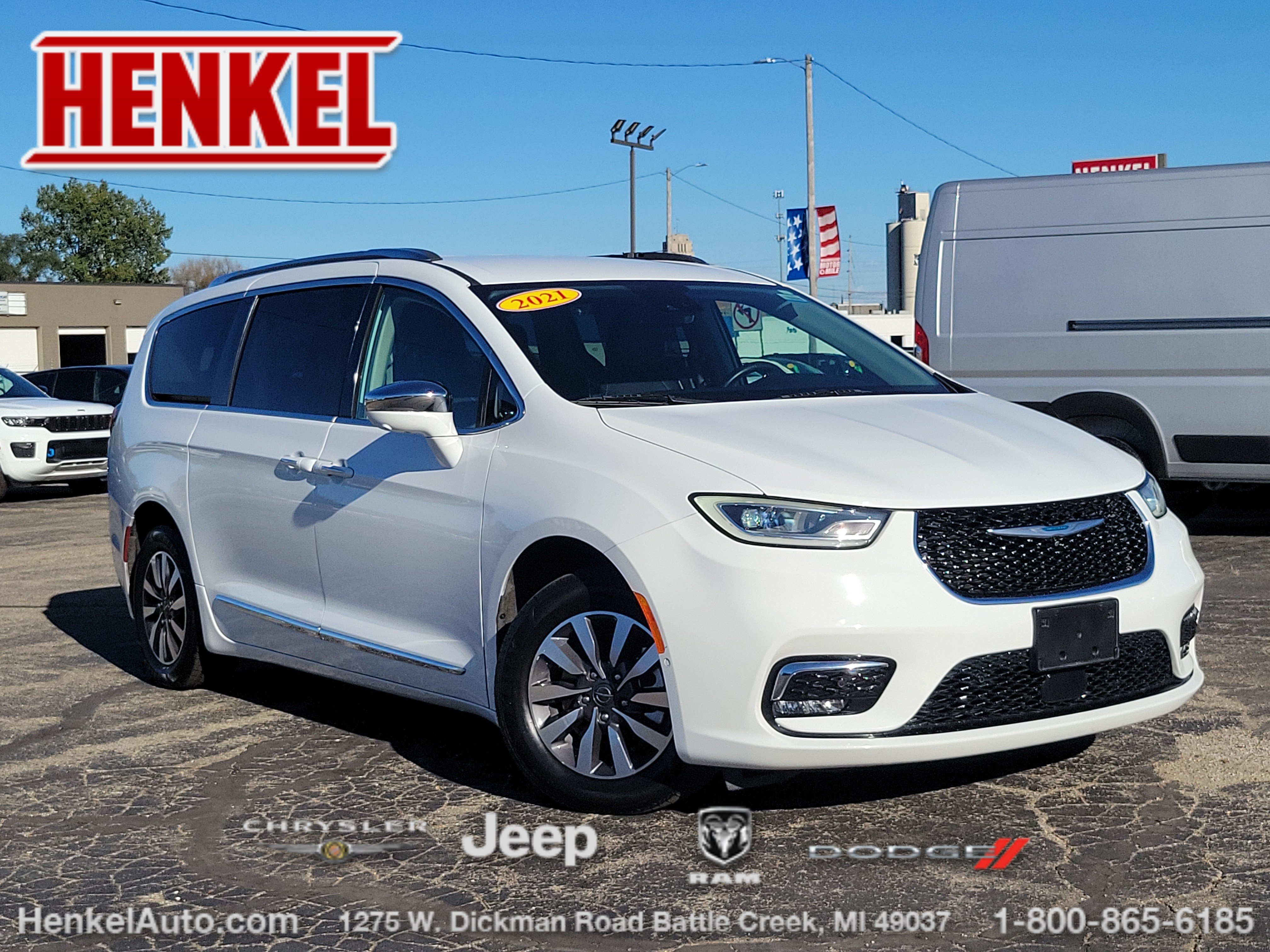 Used 2021 Chrysler Pacifica Limited w/ Uconnect Theater Family Group FWD image 1