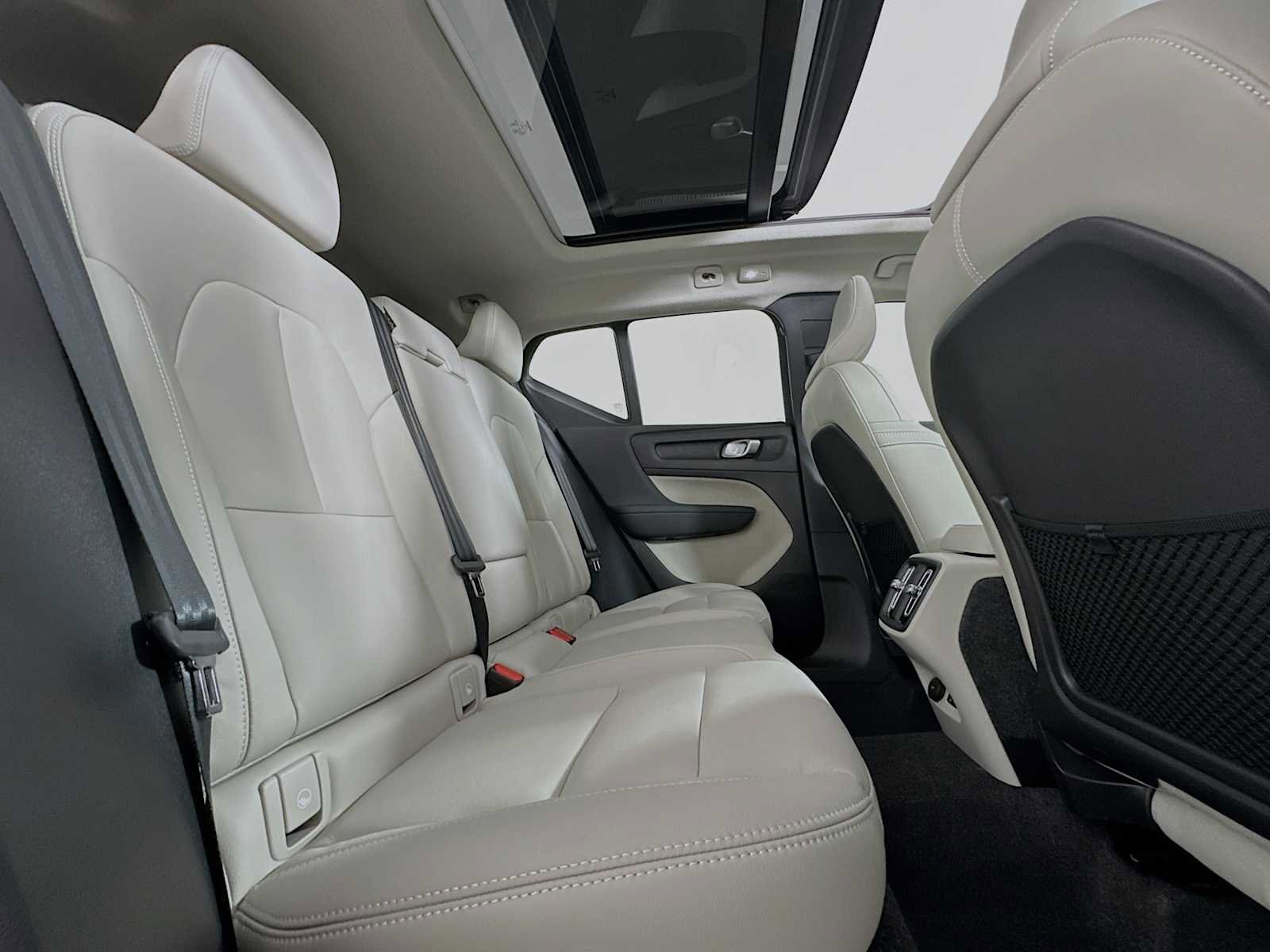 Used 2025 Volvo XC40 B5 Plus w/ Protection Package Premier image 26