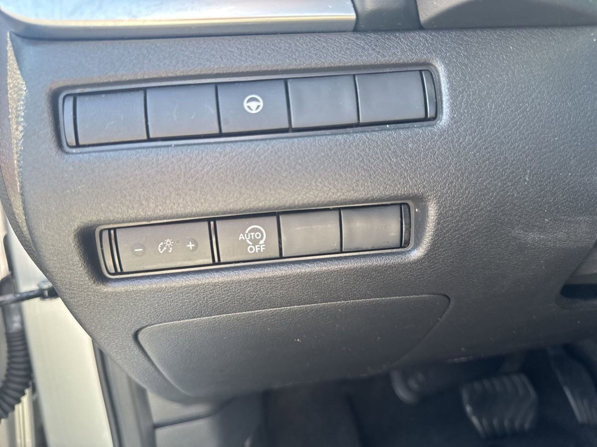 Used 2023 Nissan Rogue SV AWD/4WD image 18