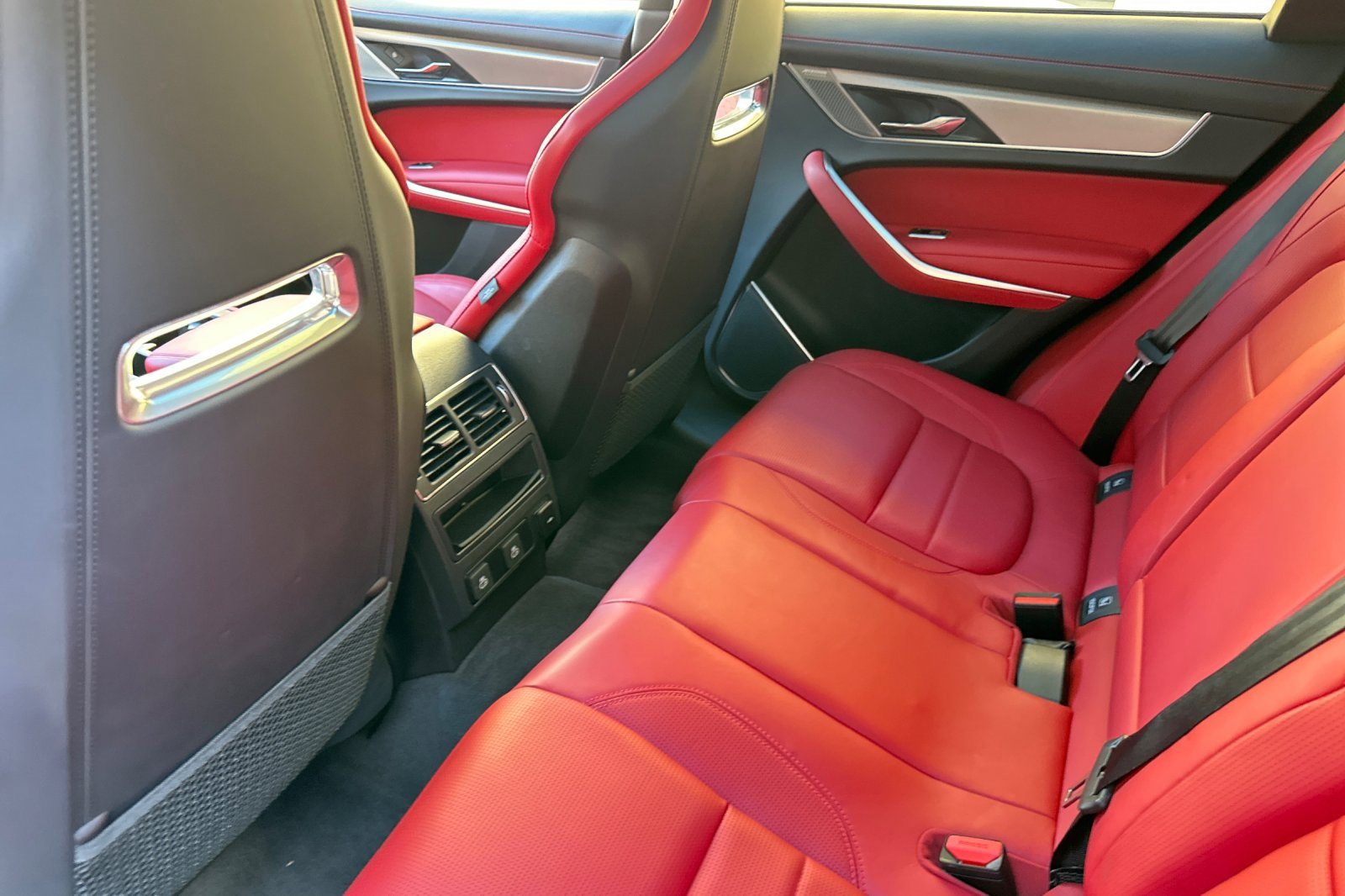 Used 2025 Jaguar F-PACE R-Dynamic S image 12