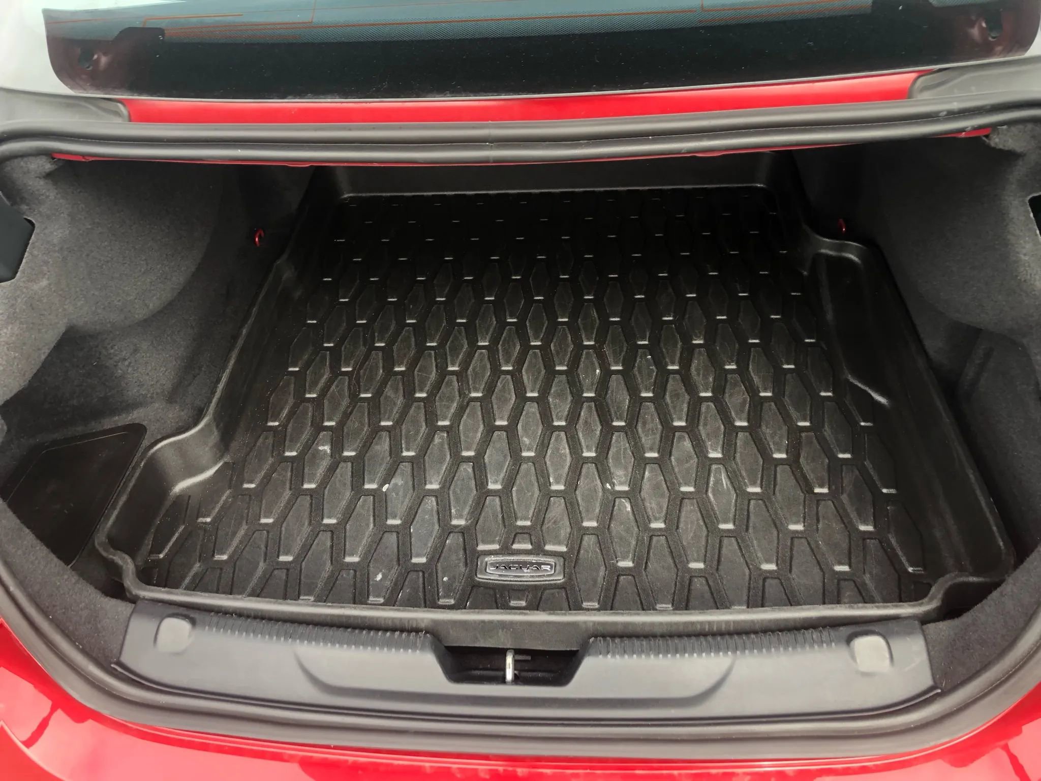 Used 2018 Jaguar XE Premium RWD image 27