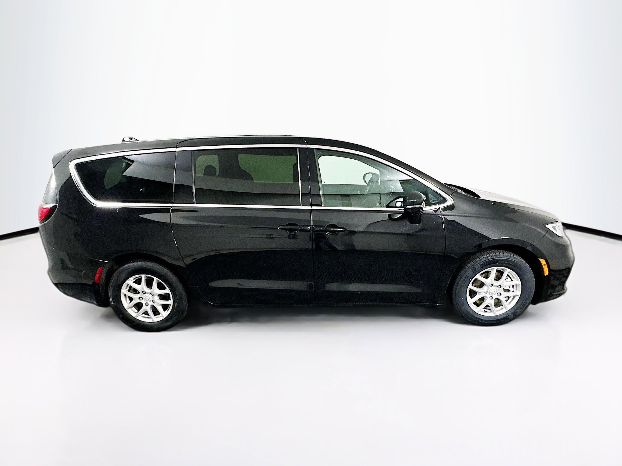 Used 2025 Chrysler Pacifica Select FWD image 10
