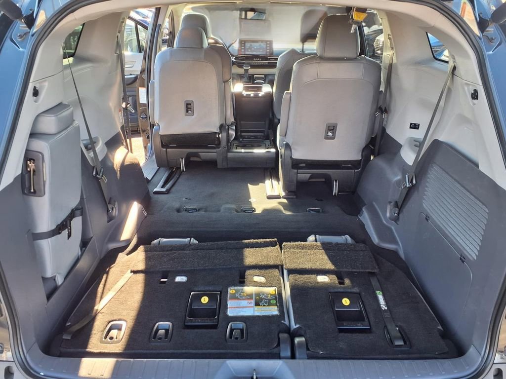 Used 2024 Toyota Sienna XLE image 31