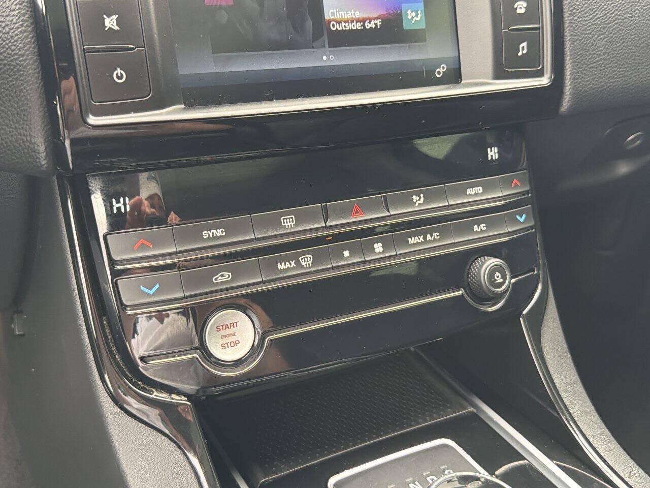 Used 2017 Jaguar XE RWD image 28