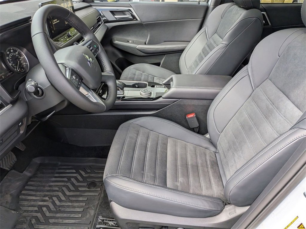 New 2025 Mitsubishi Outlander SE image 12