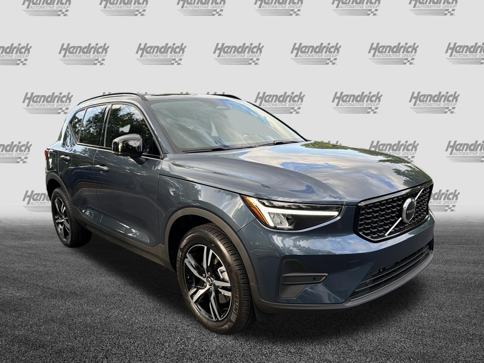 New 2026 Volvo XC40 B4 Core w/ Climate Package FWD image 2
