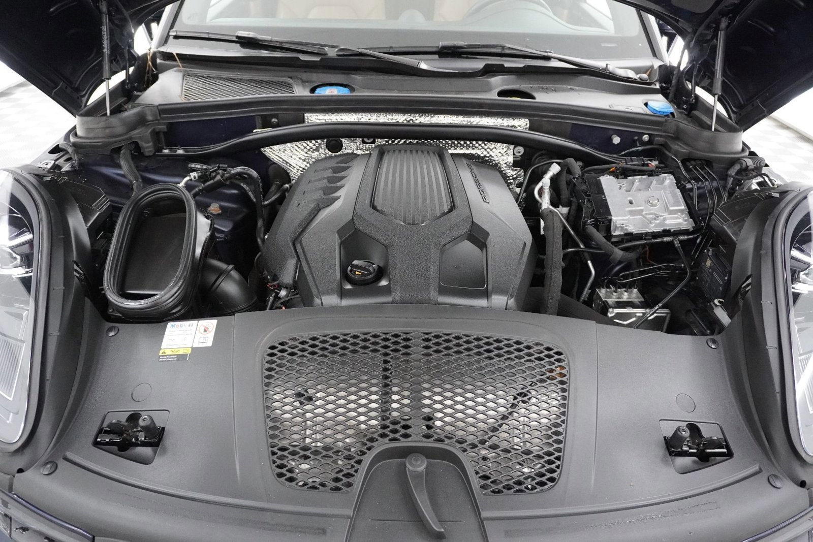 Certified 2023 Porsche Macan Turbo image 11