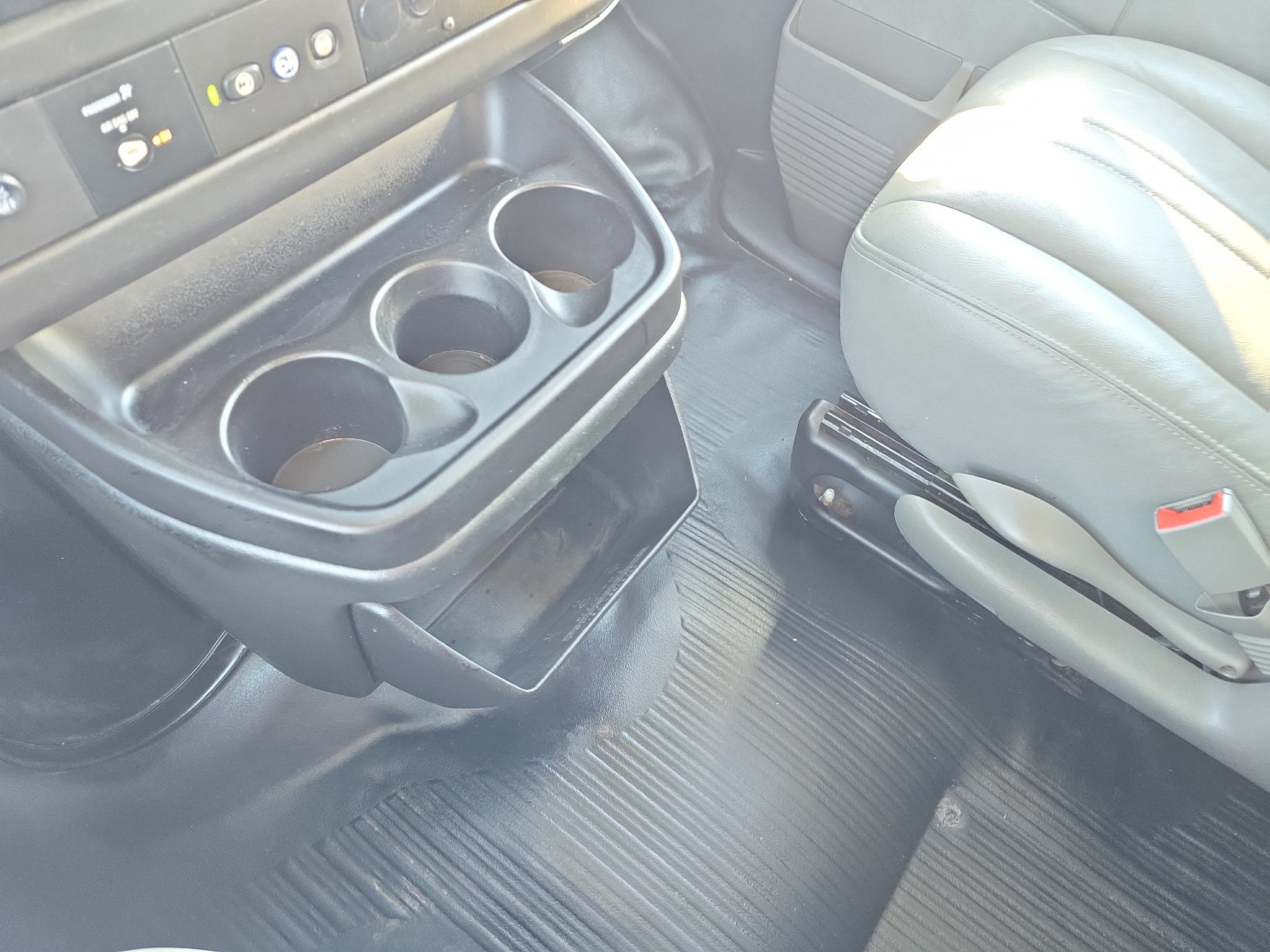Used 2018 Chevrolet Express 2500 w/ Driver Convenience Package RWD image 27