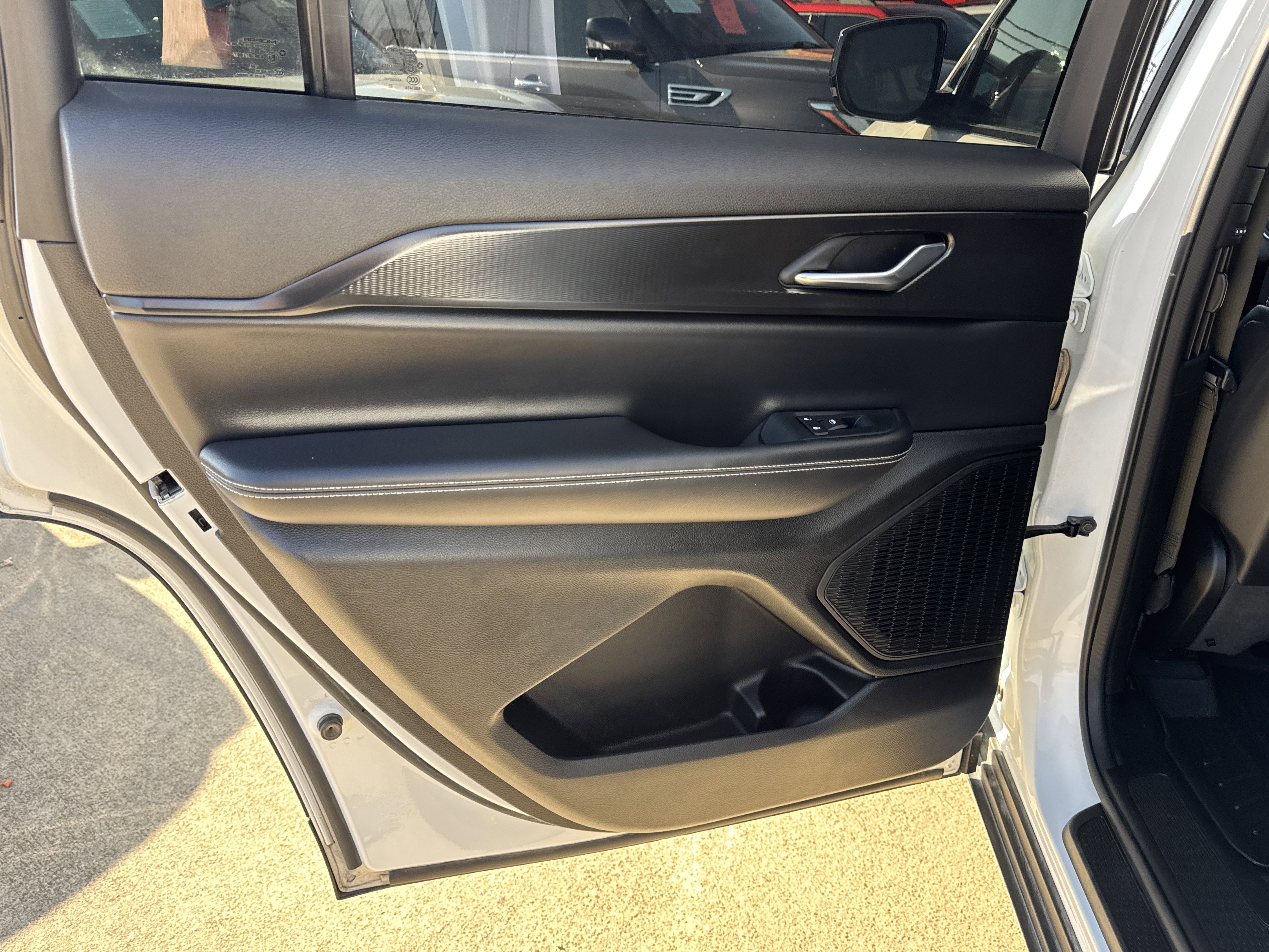 Used 2024 Jeep Grand Cherokee L Laredo image 15