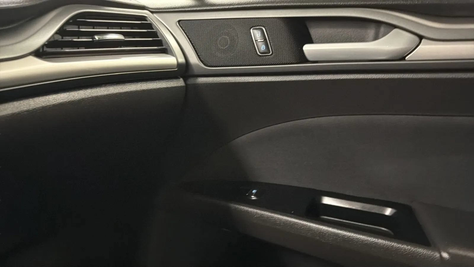 Used 2016 Ford Fusion SE FWD image 16