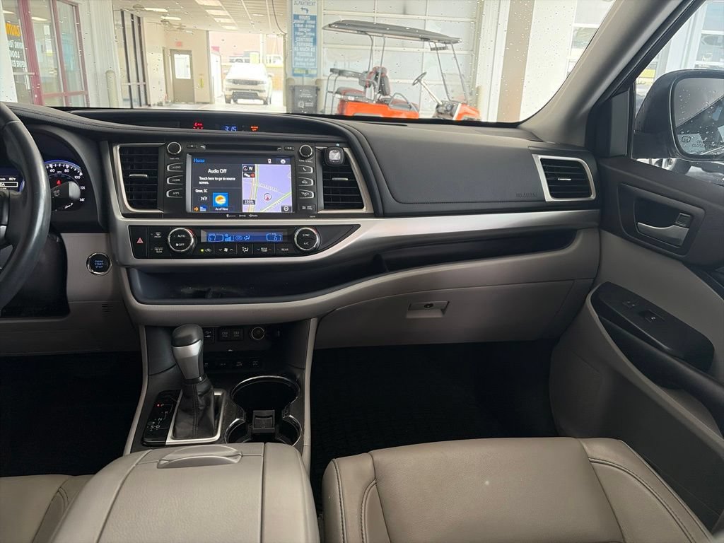 Used 2017 Toyota Highlander XLE AWD/4WD image 10