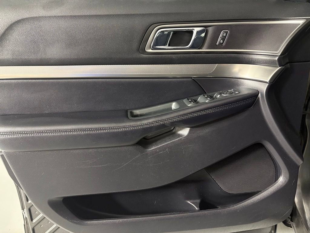 Used 2018 Ford Explorer XLT w/ Equipment Group 201A AWD/4WD image 13