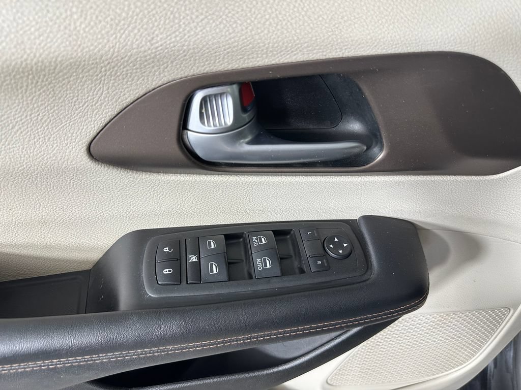 Used 2018 Chrysler Pacifica Touring-L FWD image 24