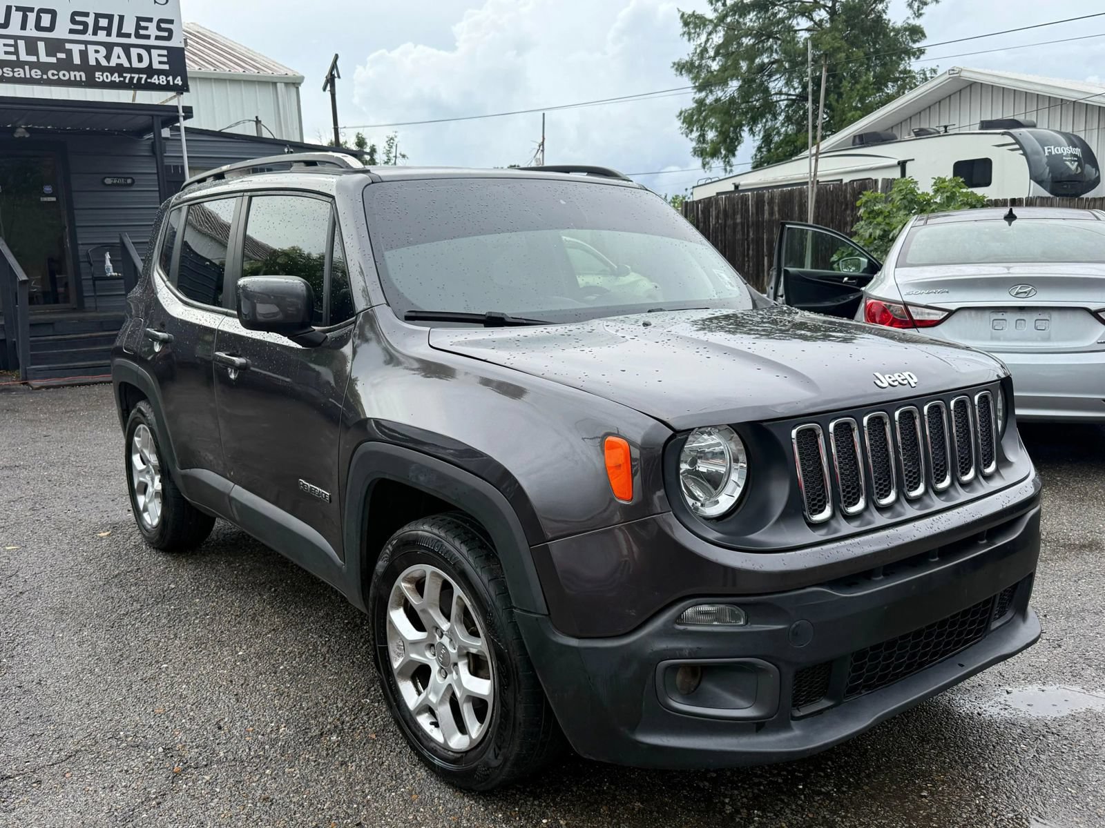 Used 2018 Jeep Renegade Latitude FWD image 2