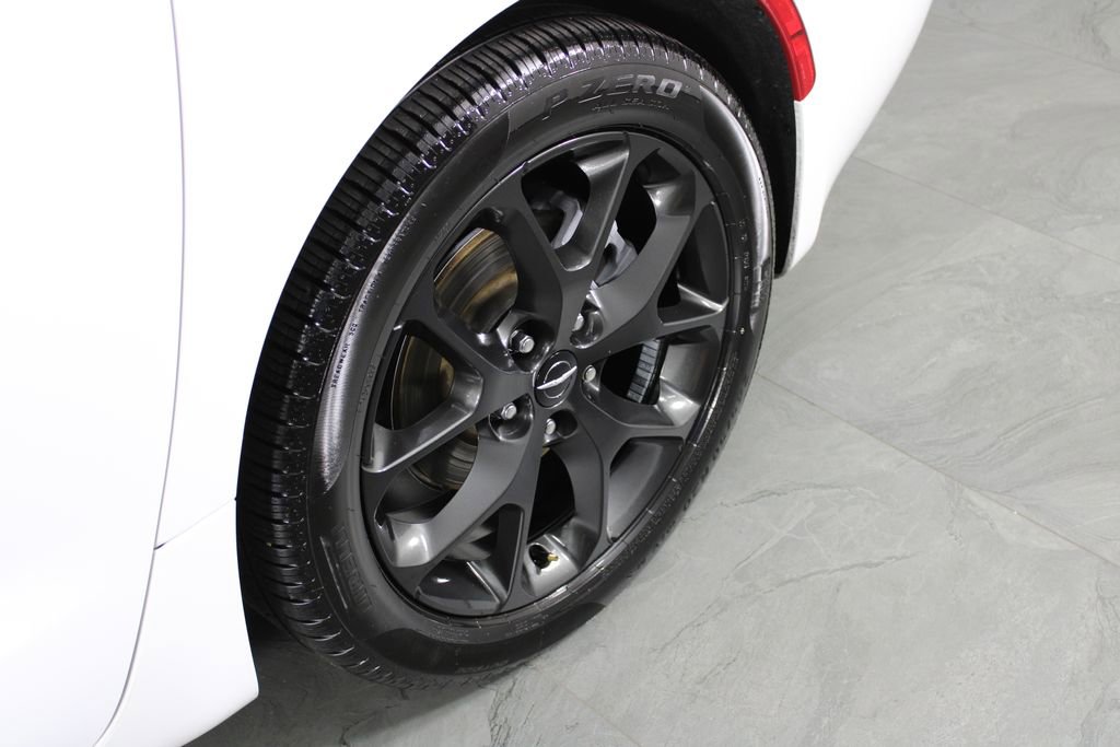 Used 2025 Chrysler Pacifica Limited image 10