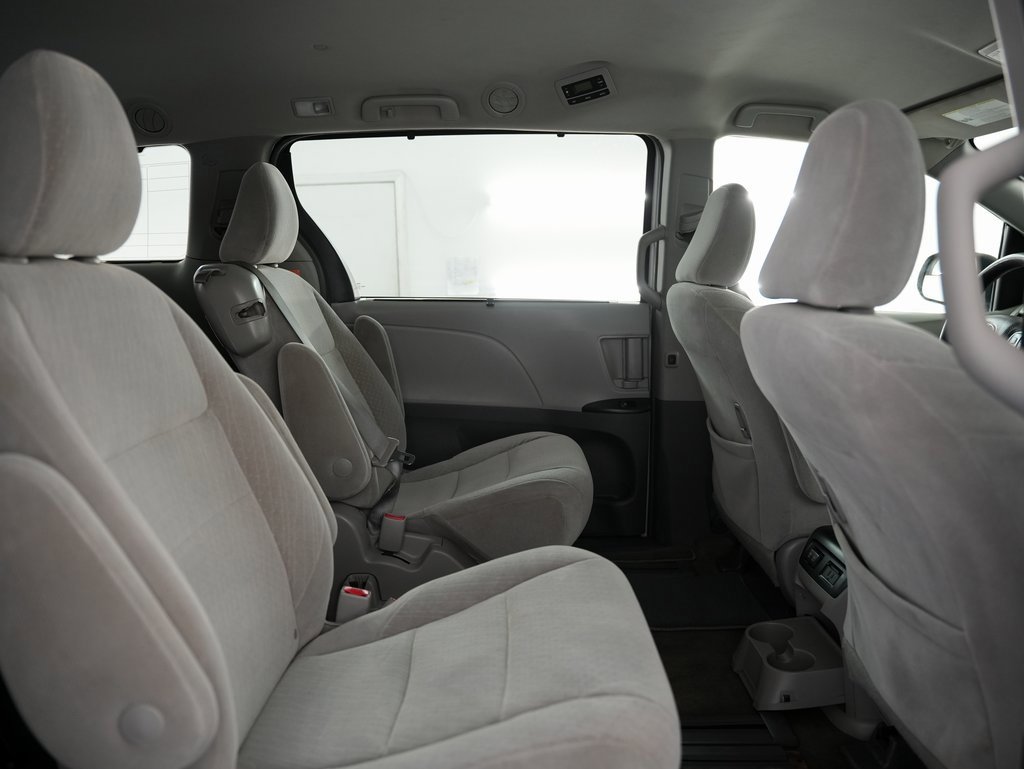 Used 2018 Toyota Sienna LE image 36