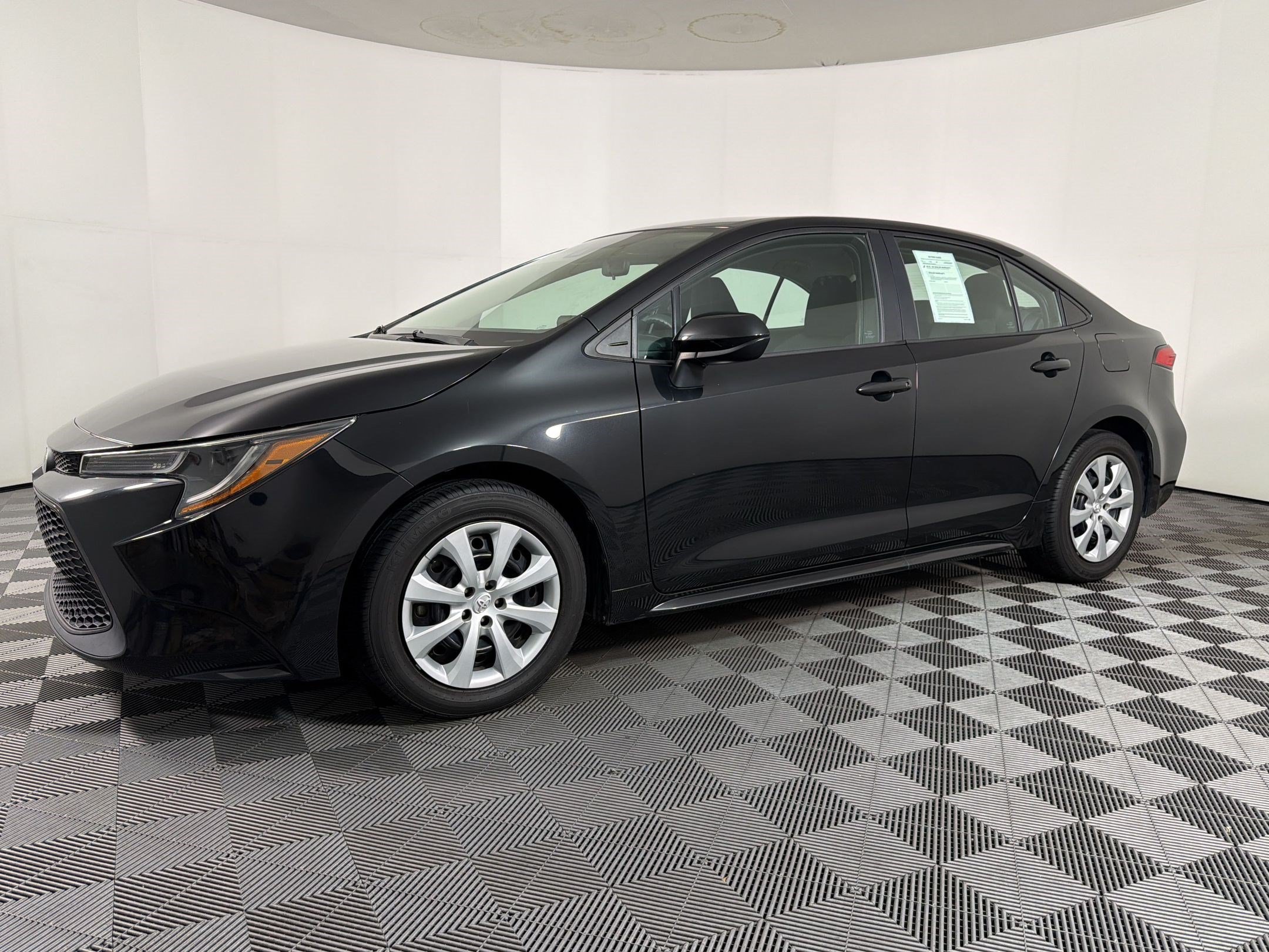 Used 2020 Toyota Corolla LE FWD image 21