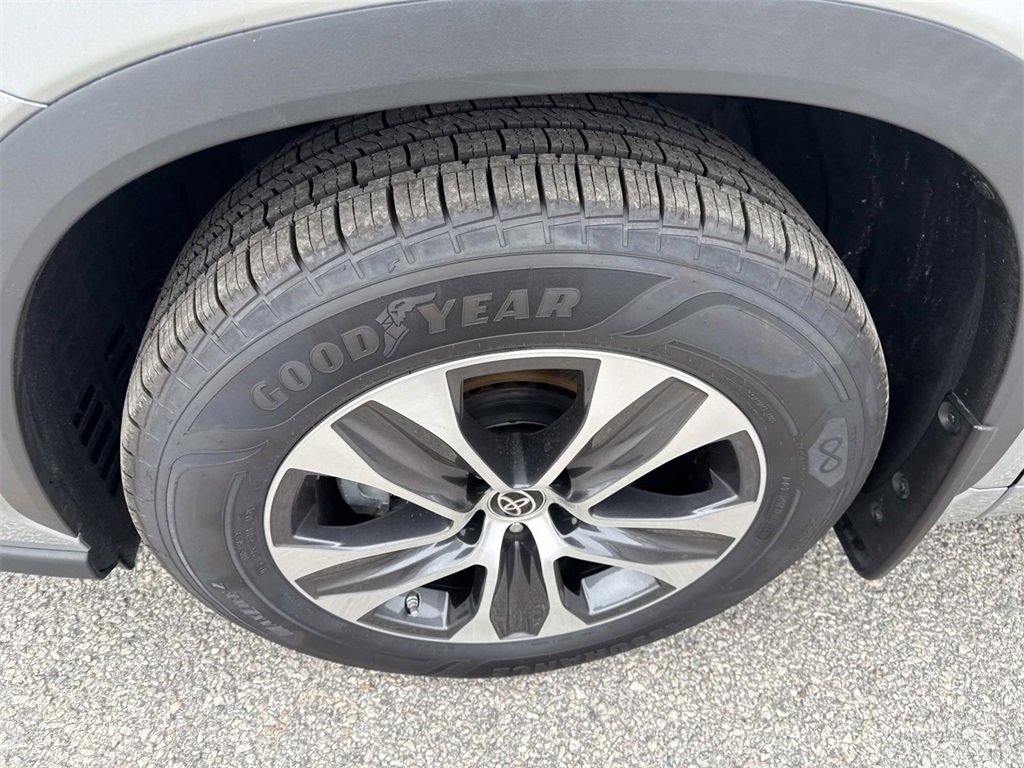 Used 2021 Toyota Highlander XLE image 11