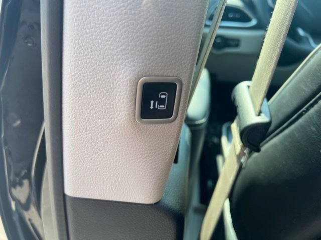 Used 2024 Chrysler Pacifica Limited AWD/4WD image 24