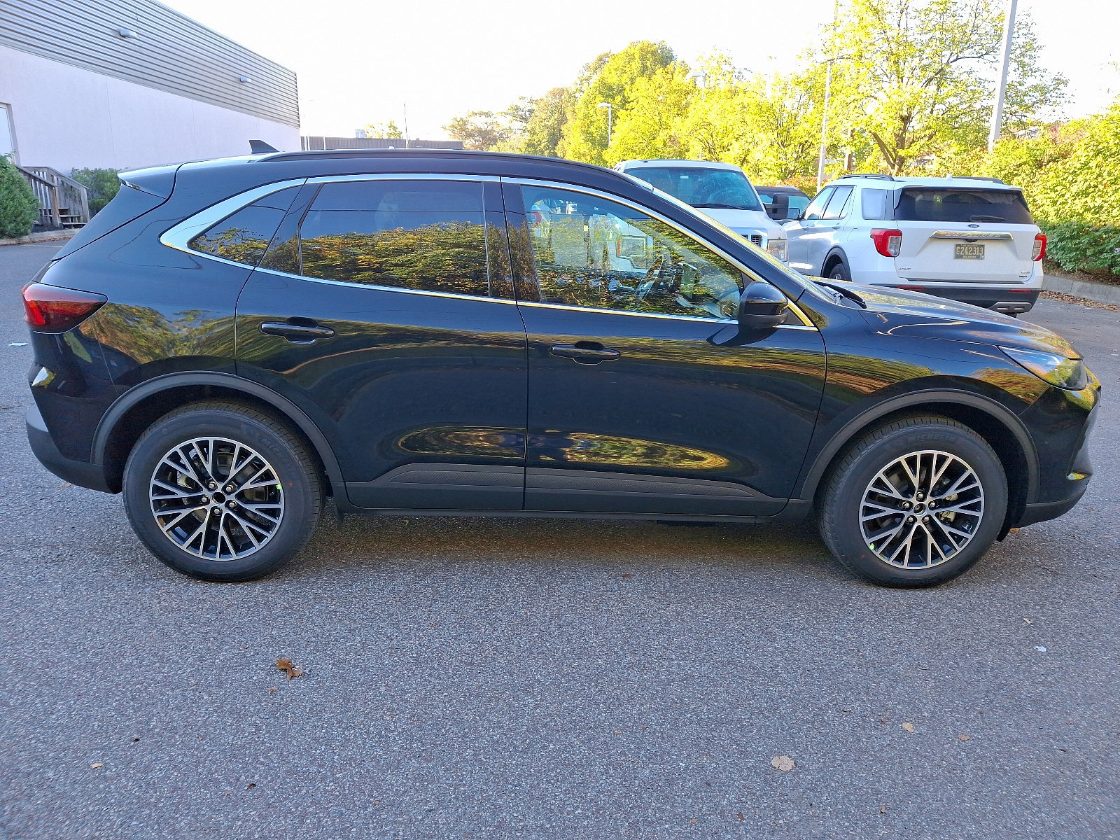 New 2025 Ford Escape SE w/ PHEV Premium Package FWD image 8
