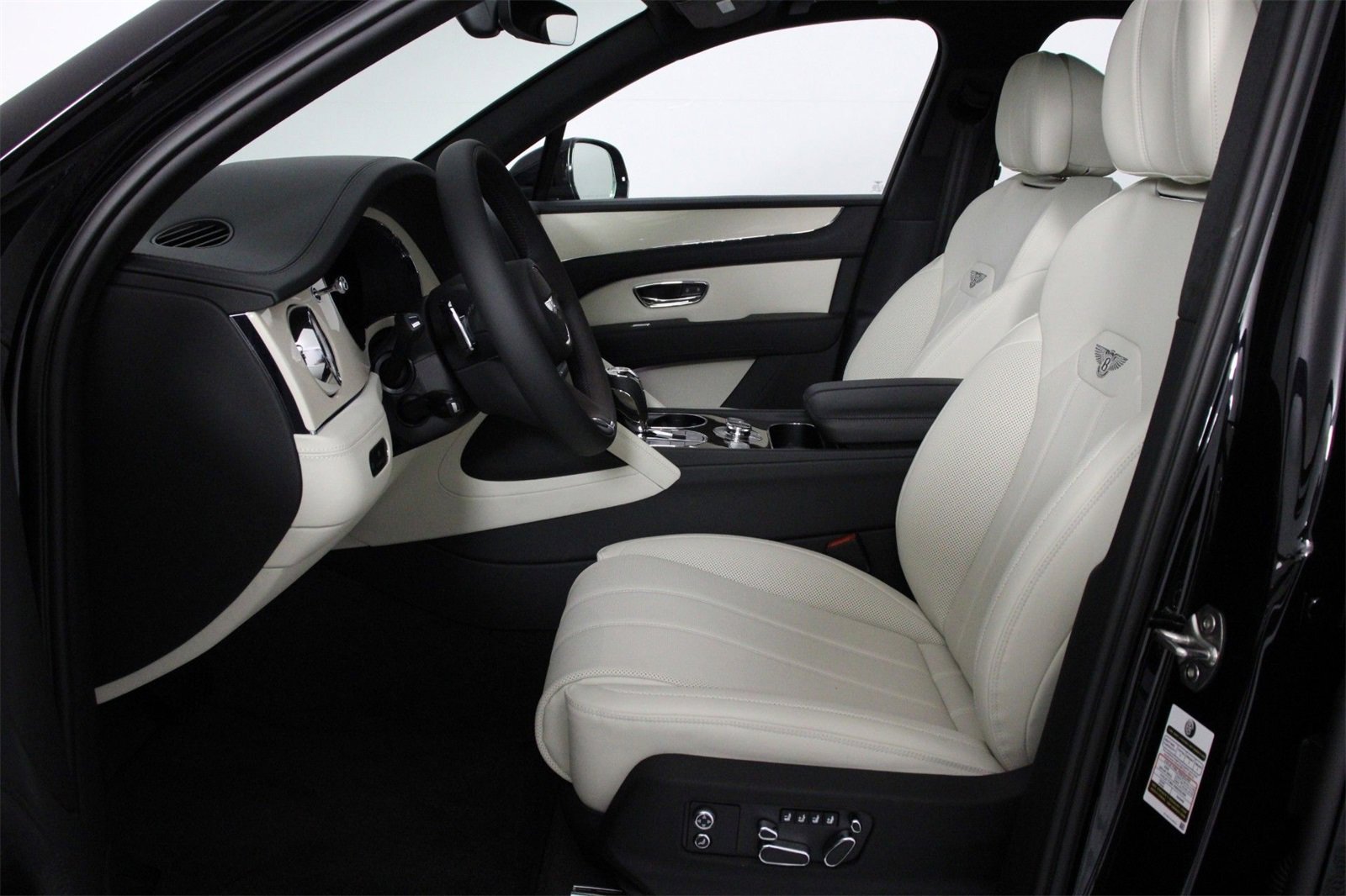 New 2025 Bentley Bentayga image 2