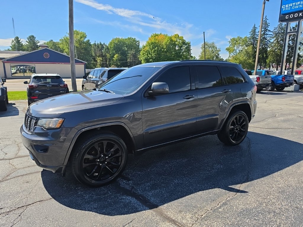 Used 2017 Jeep Grand Cherokee Altitude AWD/4WD image 3