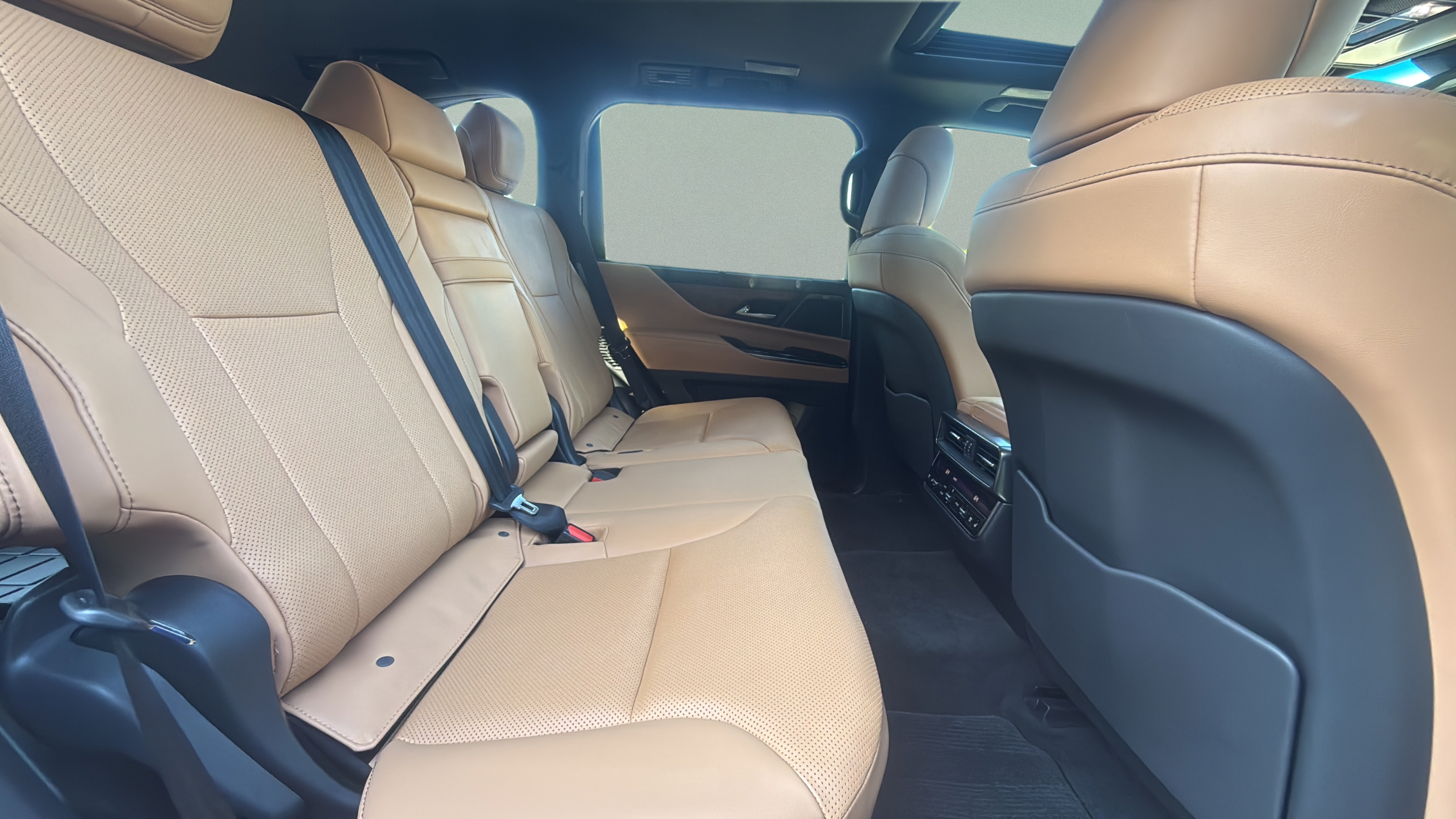 Used 2024 Lexus LX 600 4WD w/ Luxury Package image 31