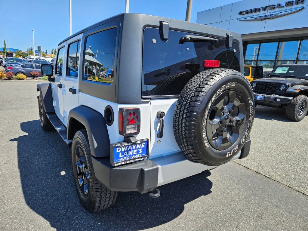 Used 2015 Jeep Wrangler Unlimited Sahara w/ Connectivity Group AWD/4WD image 3