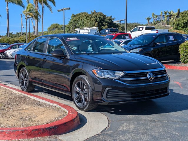 Certified 2023 Volkswagen Jetta SE w/ Panoramic Sunroof Package FWD image 3