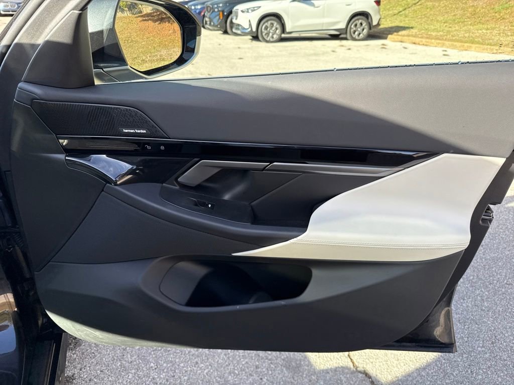 Used 2025 BMW 530i xDrive w/ Premium Package image 32