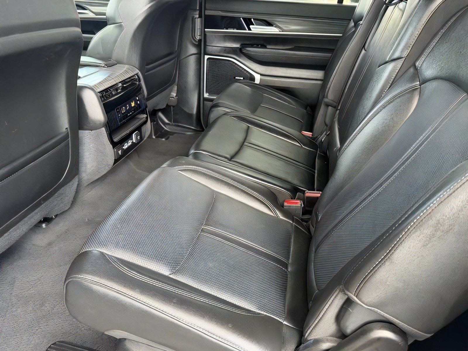 Used 2024 Jeep Wagoneer Series II w/ Flexible Seating Group RWD image 17