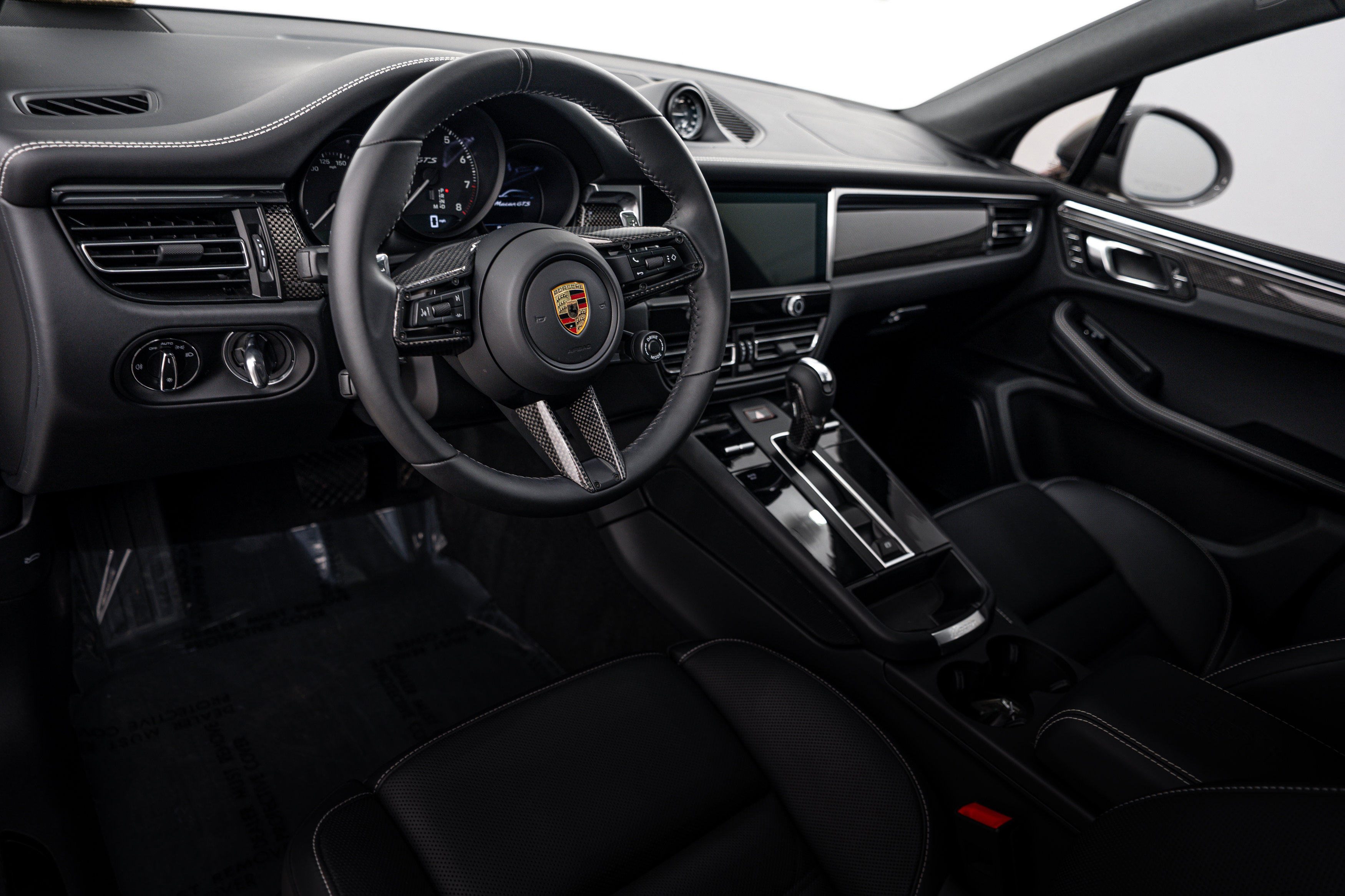 Certified 2025 Porsche Macan GTS AWD/4WD image 4