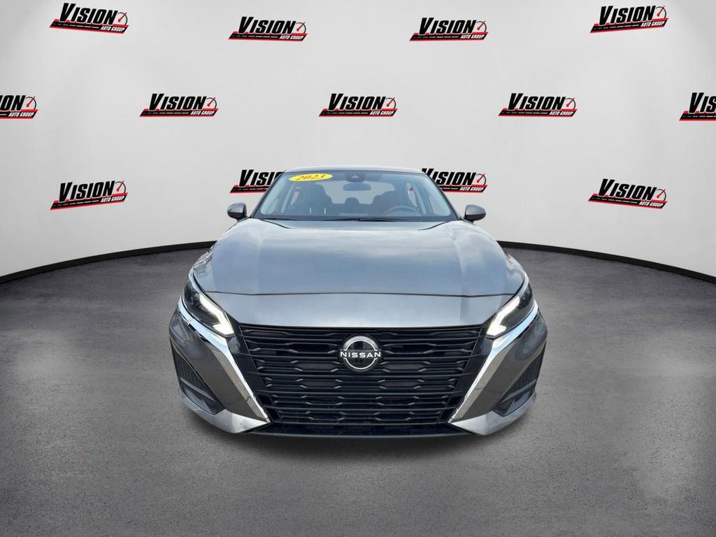 Used 2023 Nissan Altima 2.5 SV image 2