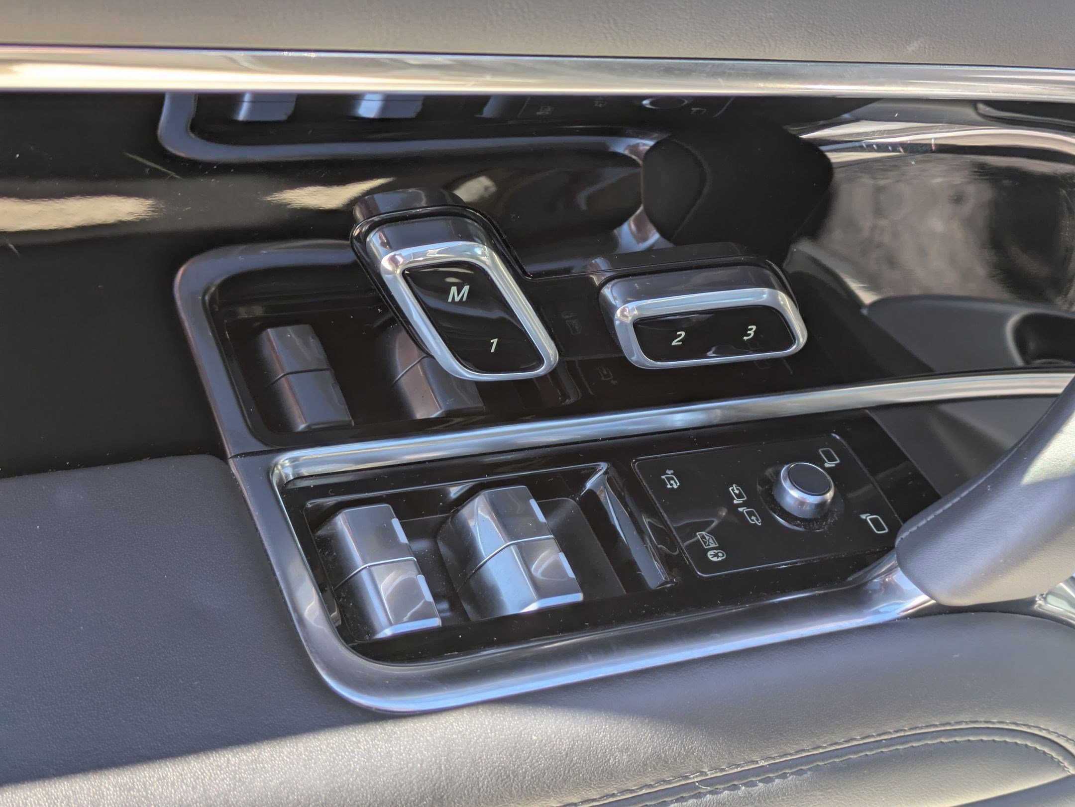 Certified 2024 Land Rover Range Rover SE image 13