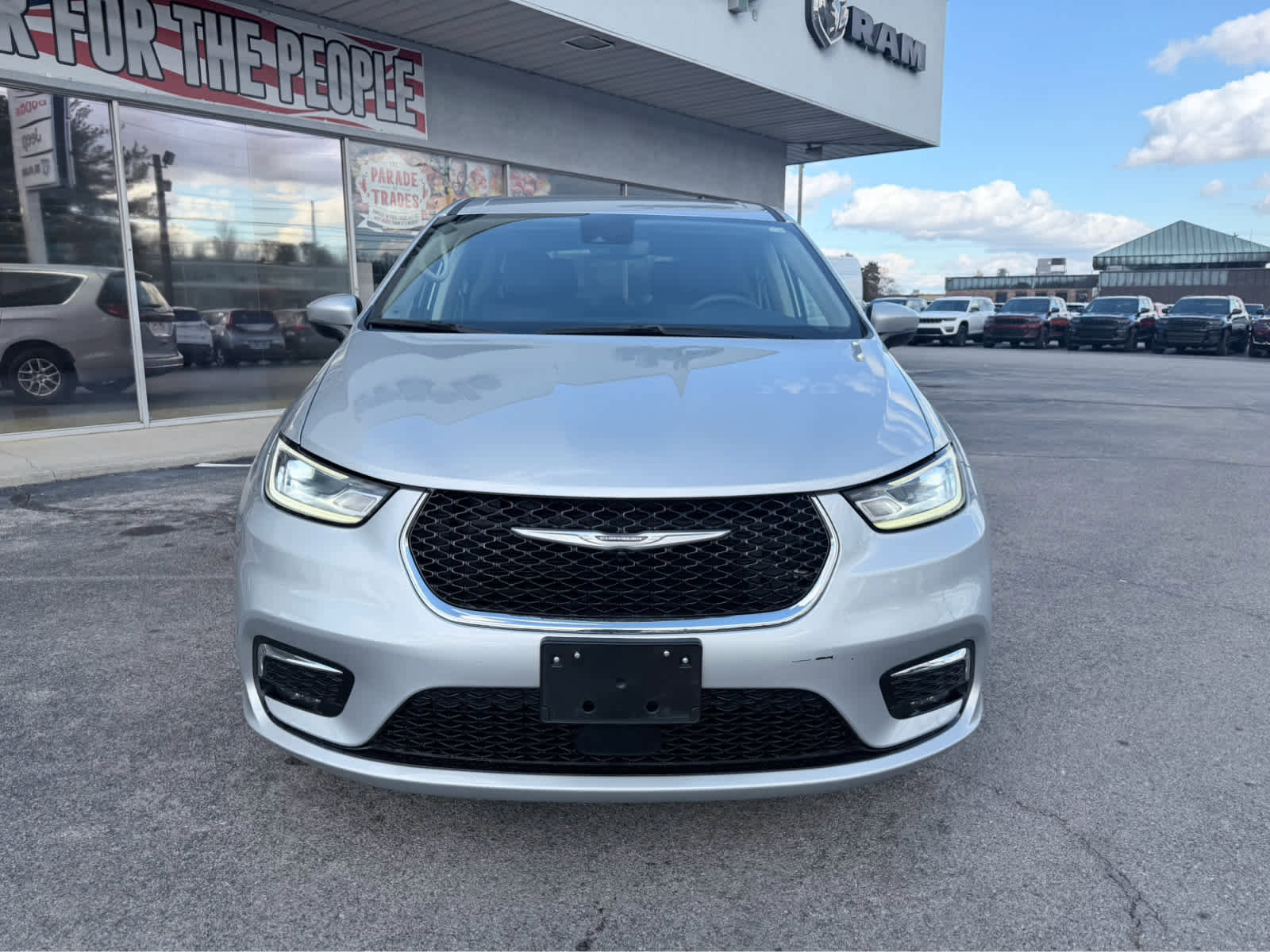 Used 2023 Chrysler Pacifica Touring-L image 4