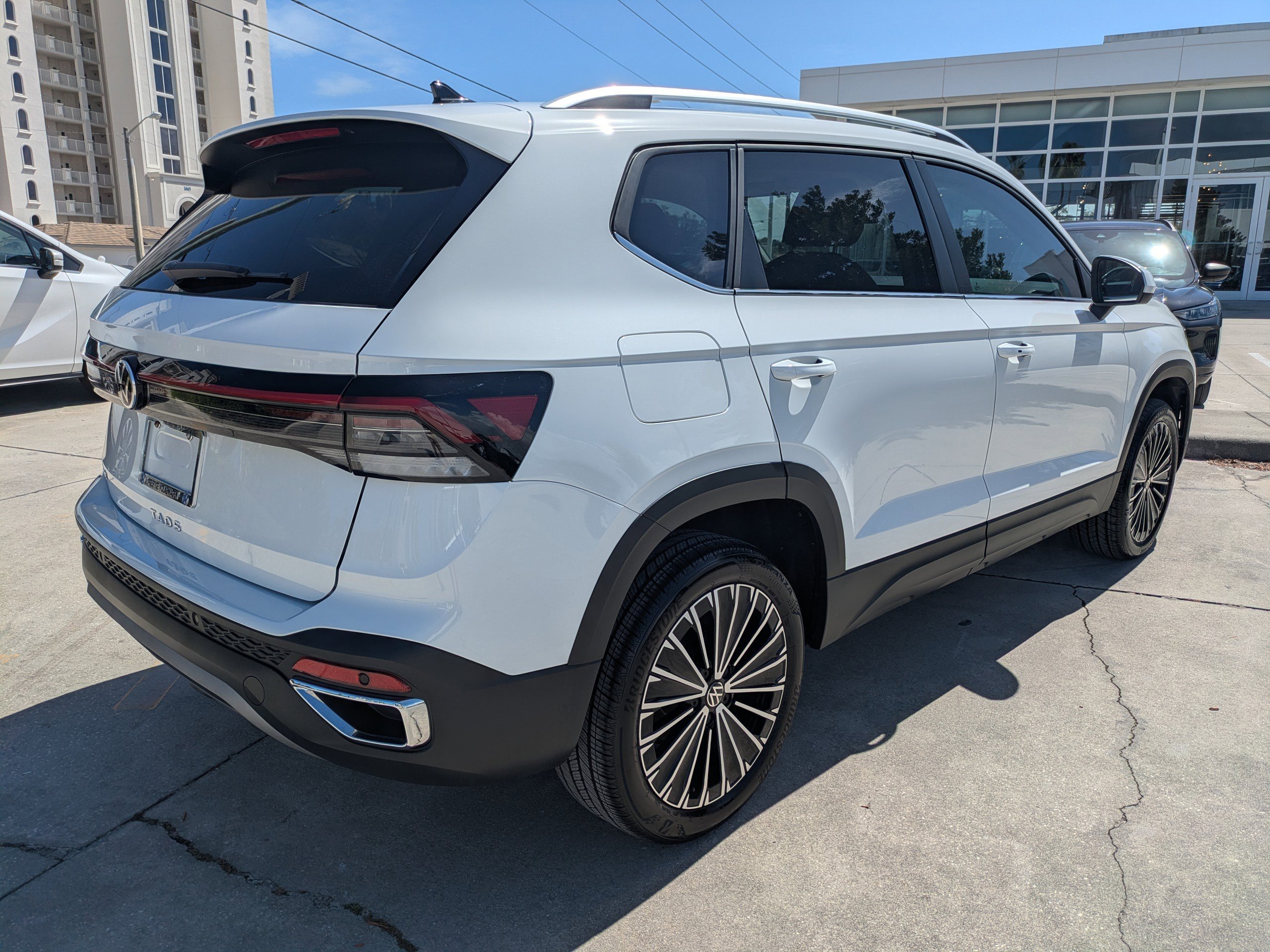 Certified 2025 Volkswagen Taos SE image 4