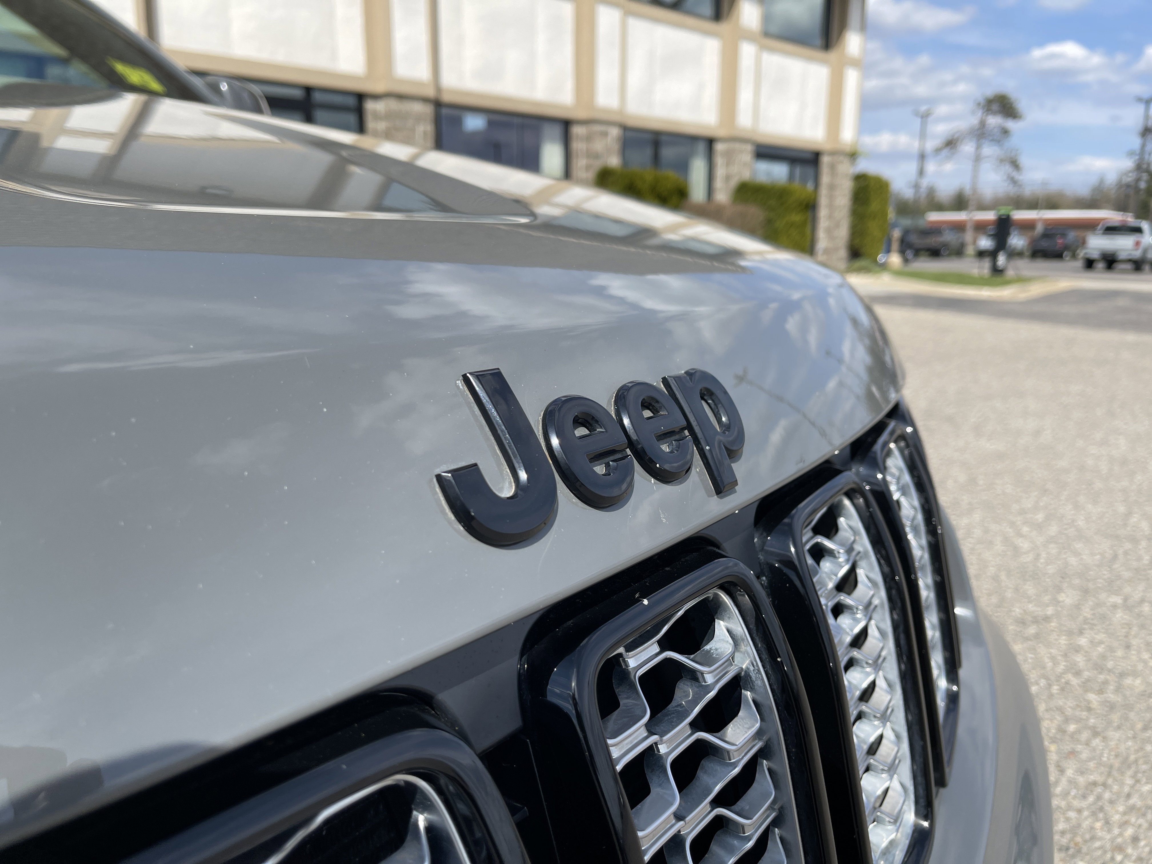 Used 2020 Jeep Grand Cherokee Altitude AWD/4WD image 25