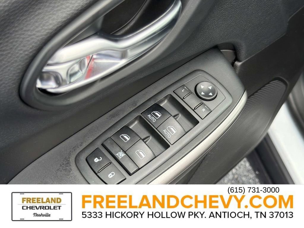 Used 2019 Jeep Cherokee Latitude Plus w/ Comfort/Convenience Group FWD image 21