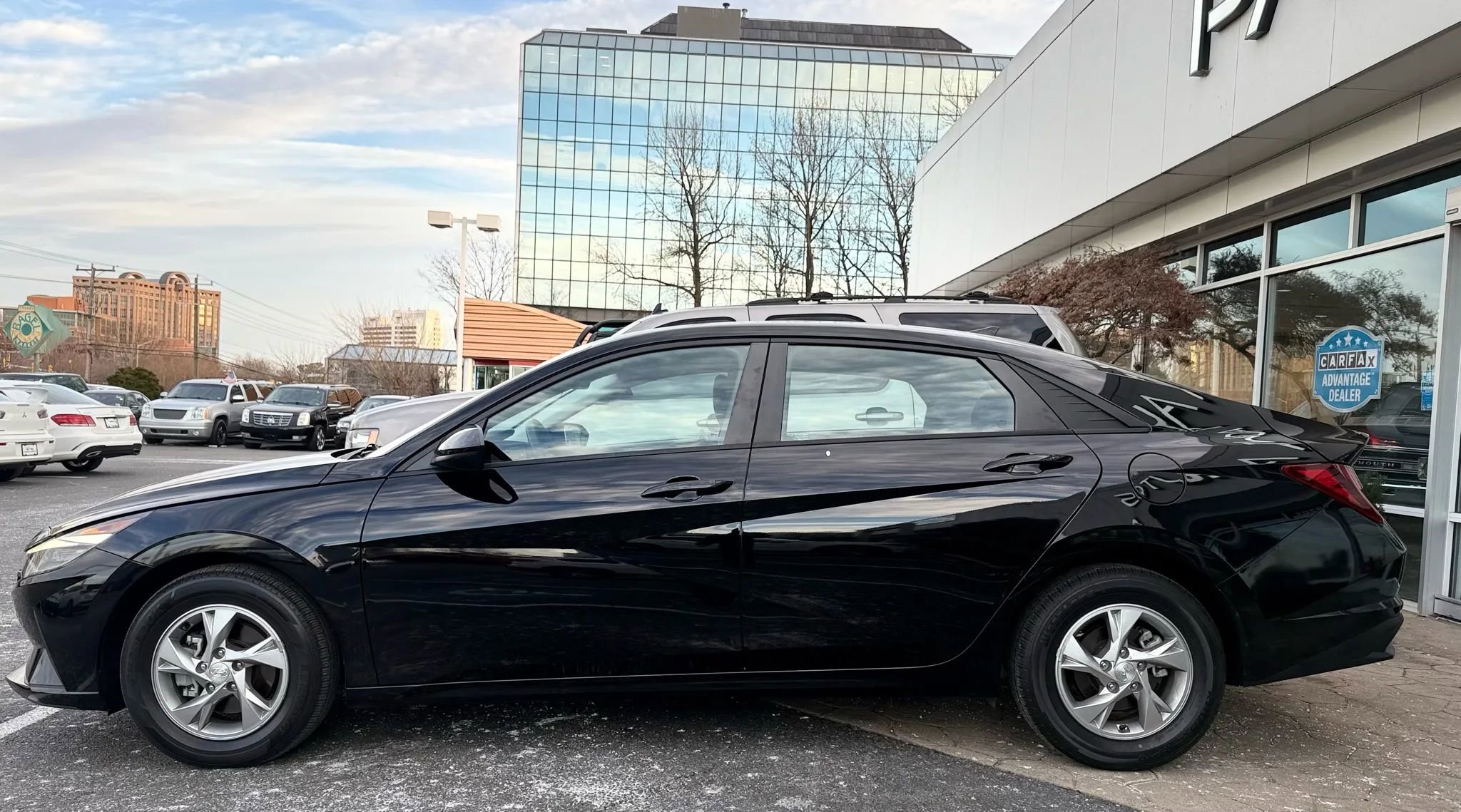 Used 2021 Hyundai Elantra SE w/ Cargo Package image 4