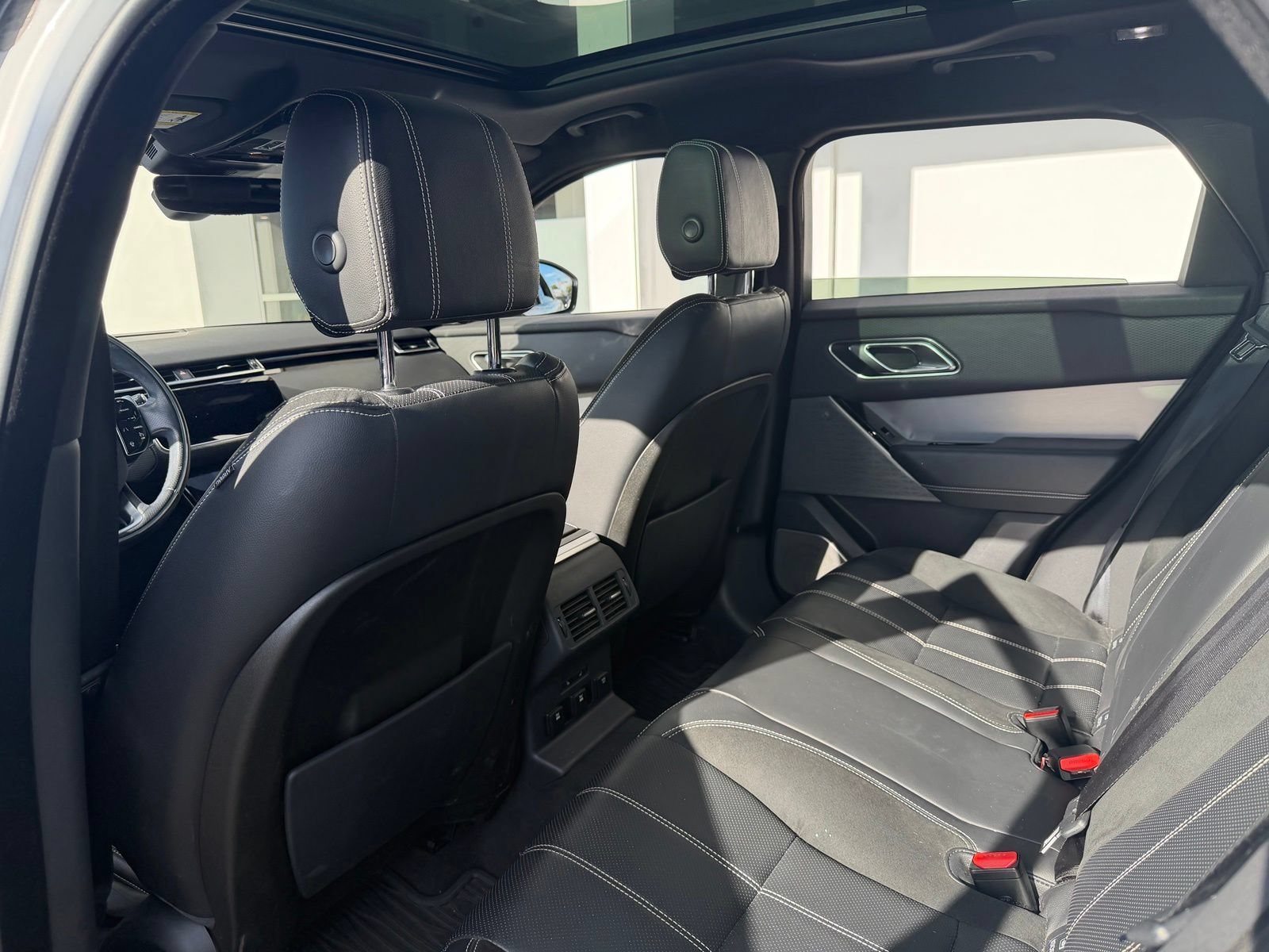 Used 2018 Land Rover Range Rover Velar R-Dynamic SE AWD/4WD image 17