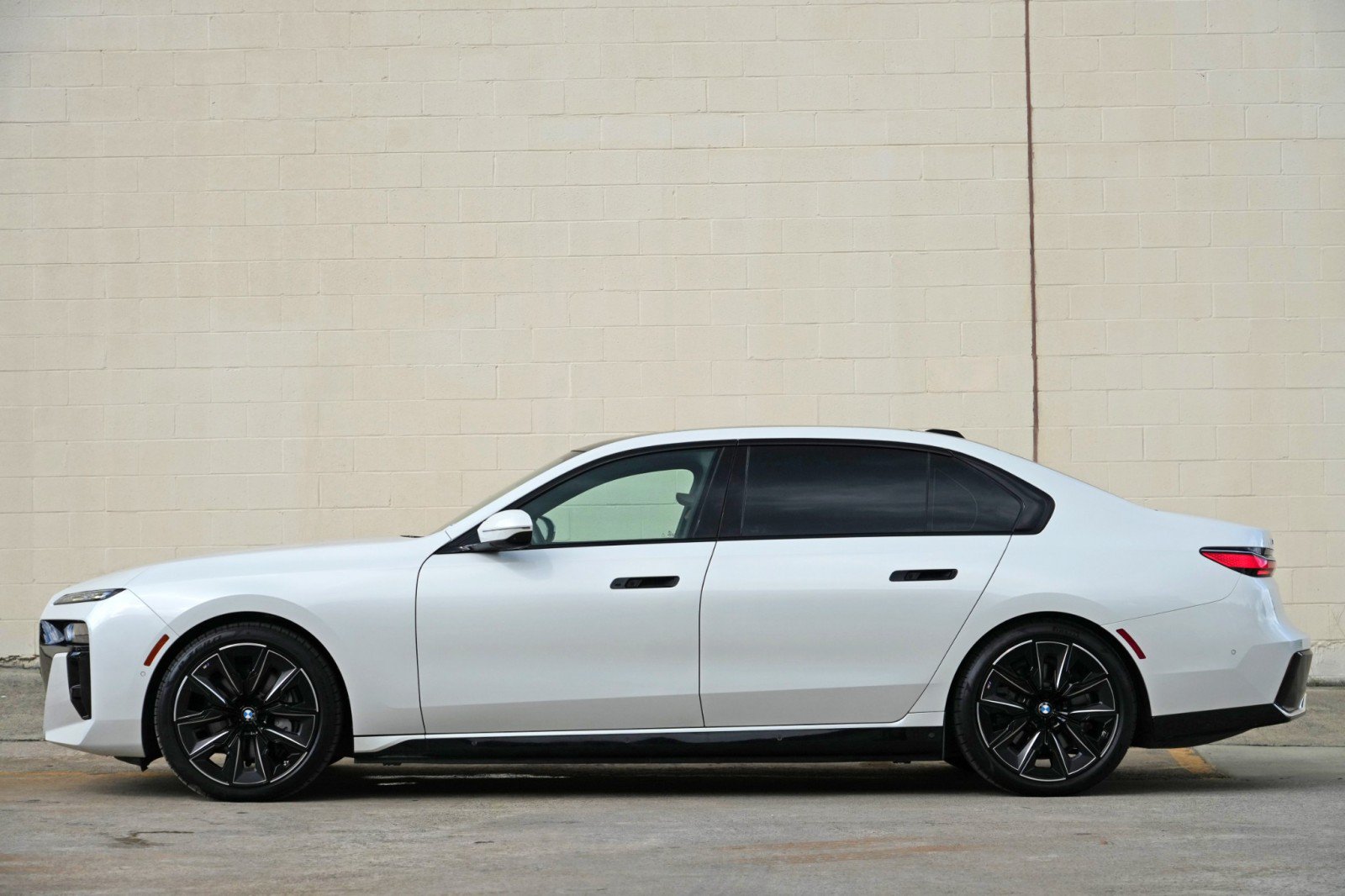Used 2023 BMW i7 xDrive60 w/ Executive Package 2 AWD/4WD image 9