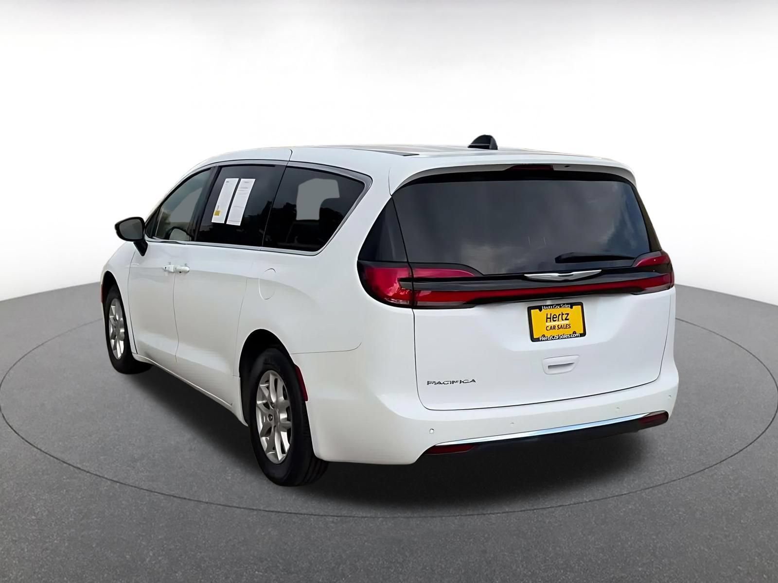 Used 2025 Chrysler Pacifica Select FWD image 10