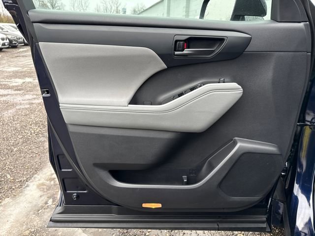 Used 2024 Toyota Highlander LE image 21