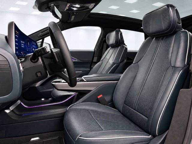 Used 2024 Cadillac Lyriq Luxury w/ Nappa Leather Package AWD/4WD image 17