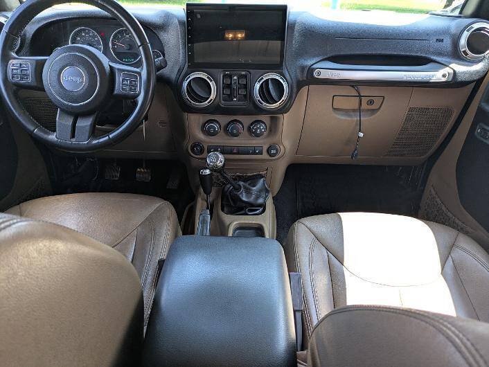 Used 2015 Jeep Wrangler Unlimited Sahara w/ Connectivity Group AWD/4WD image 13