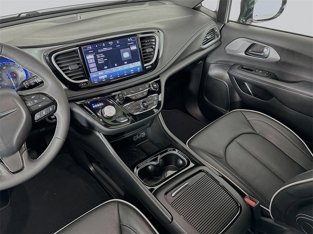 Used 2025 Chrysler Pacifica Limited image 27