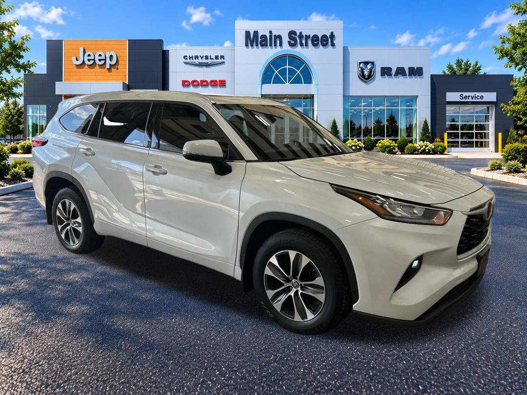 Used 2022 Toyota Highlander XLE AWD/4WD image 7