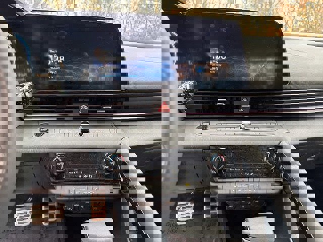 Certified 2025 Hyundai Elantra SEL image 22