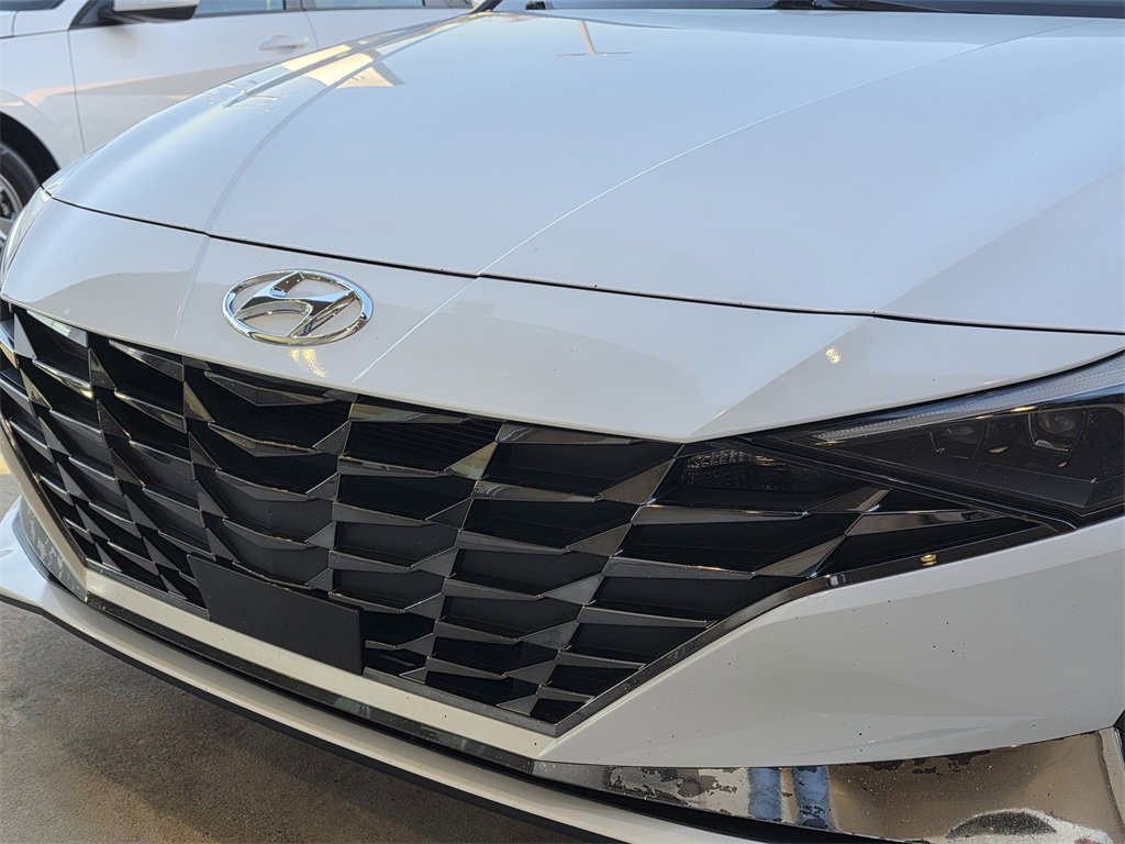 Used 2022 Hyundai Elantra Limited image 3